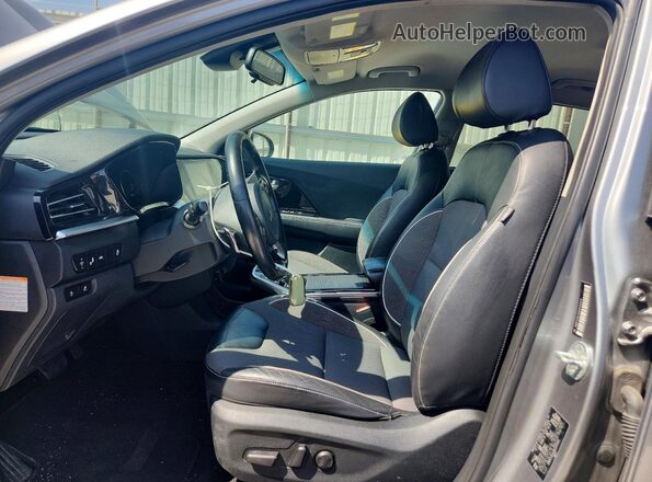 KNDCC3LG2N5159949 2022 KIA NIRO Silver Widok wnętrza z przodu