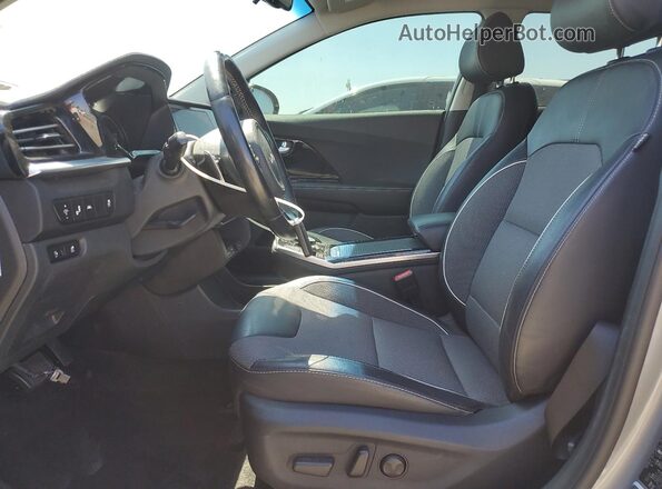 KNDCC3LG8N5138619 2022 KIA NIRO Silver Front interior view