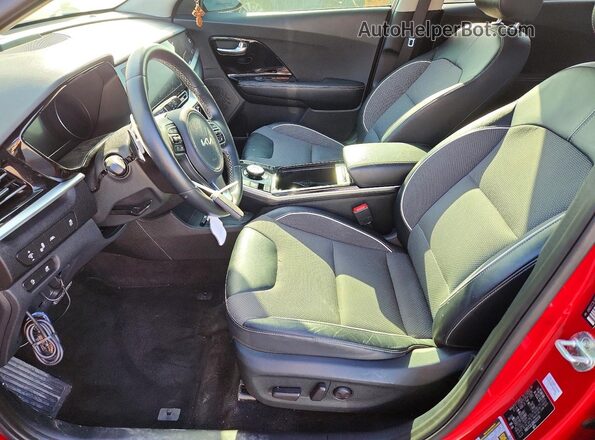 KNDCC3LG8N5151158 2022 KIA NIRO Красный Вид салона спереди