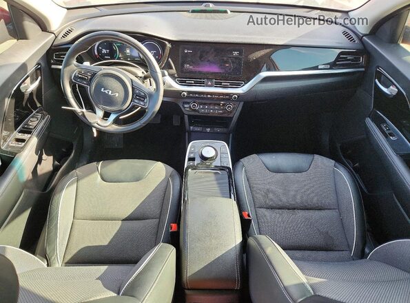 KNDCC3LG8N5151158 2022 KIA NIRO Красный Вид панели приборов