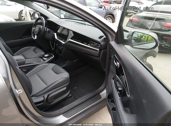 KNDCC3LG9N5138600 2022 KIA NIRO EV Silver Widok wnętrza z przodu