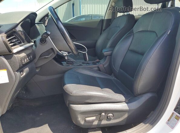 KNDCE3LCXN5516950 2022 KIA NIRO Белый Вид салона спереди