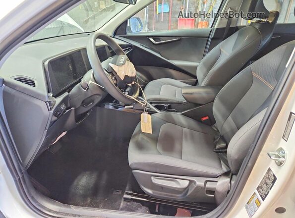 KNDCP3LE0T5319942 2026 KIA NIRO White Widok wnętrza z przodu
