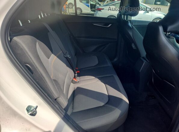 KNDCP3LE1T5323613 2026 KIA NIRO White Вид задніх сидінь