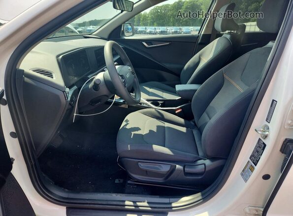 KNDCP3LE1T5323613 2026 KIA NIRO White Вид салону спереду