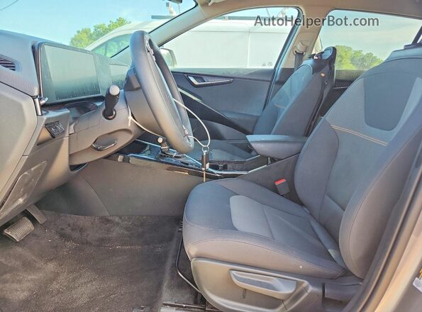 KNDCP3LE2T5324589 2026 KIA NIRO Silver Սալոնի դիմացի տեսք