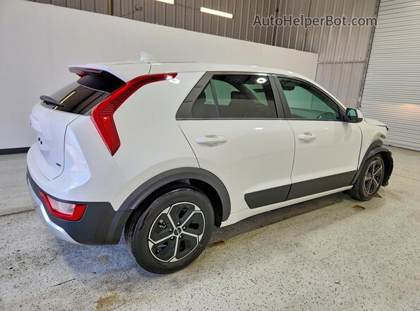 KNDCP3LE4T5328093 2026 KIA NIRO White Trasero derecho