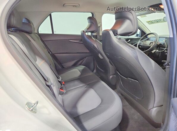 KNDCP3LE4T5328093 2026 KIA NIRO White Vista interior trasera