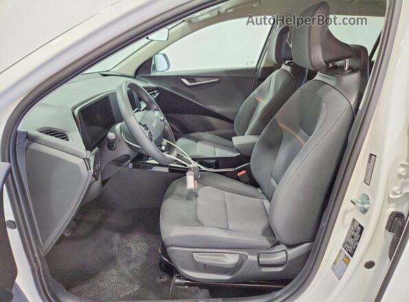 KNDCP3LE4T5328093 2026 KIA NIRO White Vista interior delantera