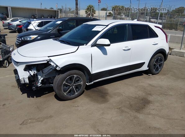 KNDCP3LE5T5330497 2026 KIA NIRO White Առջևի ձախ երեք քառորդ տեսարան