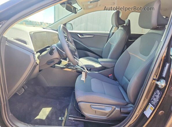 KNDCP3LE5T5332430 2026 KIA NIRO Black წინა სალონის ხედი