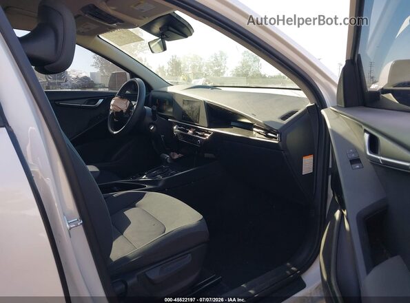 KNDCP3LE6R5165133 2024 KIA NIRO Белый Вид салона спереди