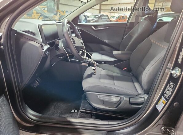 KNDCP3LE9T5339025 2026 KIA NIRO Gray წინა სალონის ხედი