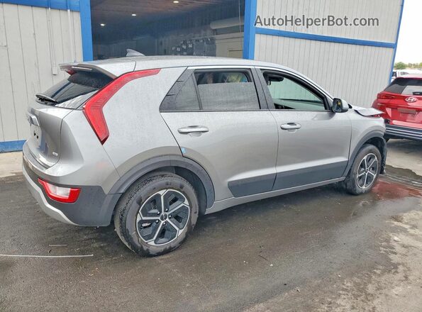 KNDCP3LEXT5359588 2026 KIA NIRO Silver Հետևի աջ