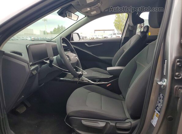 KNDCP3LEXT5359588 2026 KIA NIRO Silver Սալոնի դիմացի տեսք