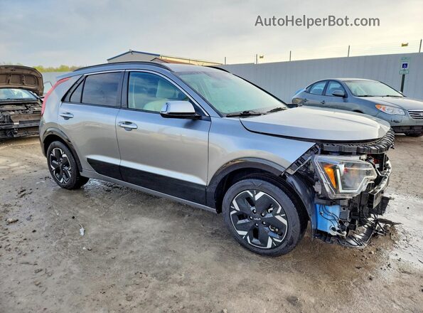 KNDCR3L10P5035577 2023 KIA NIRO Серебряный Передняя правая четверть