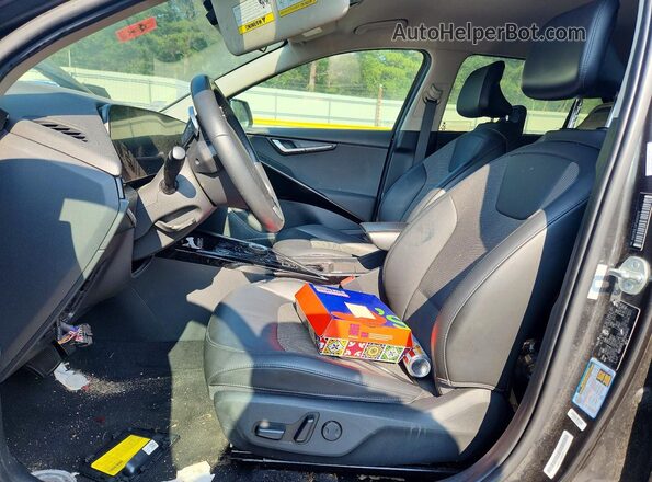 KNDCR3L11P5045972 2023 KIA NIRO Gray Front interior view