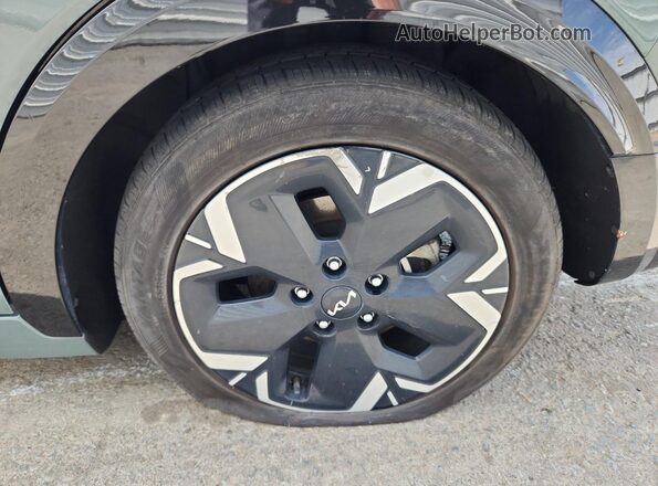 KNDCR3L12P5045575 2023 KIA NIRO Зеленый 