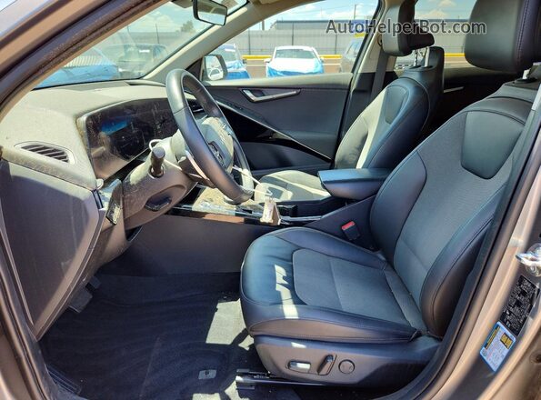 KNDCR3L12R5111044 2024 KIA NIRO Gray Front interior view
