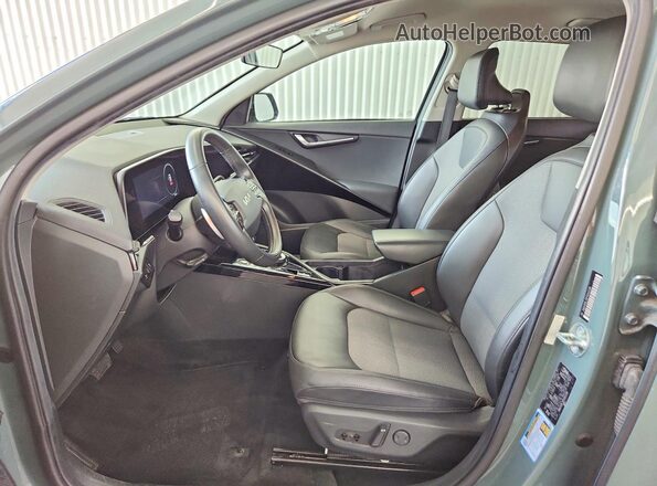 KNDCR3L15P5045196 2023 KIA NIRO Green წინა სალონის ხედი