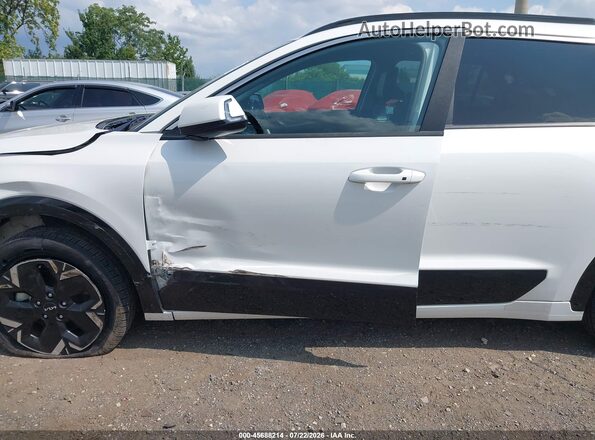 KNDCR3L15R5090870 2024 KIA NIRO EV White 