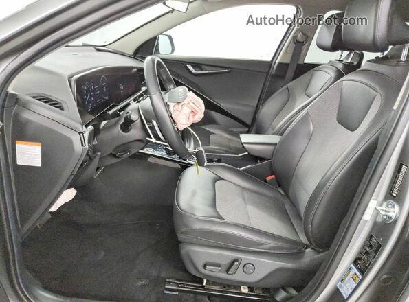 KNDCR3L16P5028682 2023 KIA NIRO Серебряный Вид салона спереди