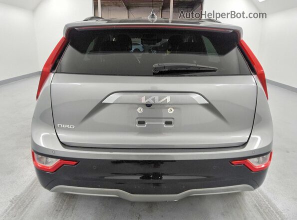KNDCR3L16P5028682 2023 KIA NIRO Серебряный Вид сзади