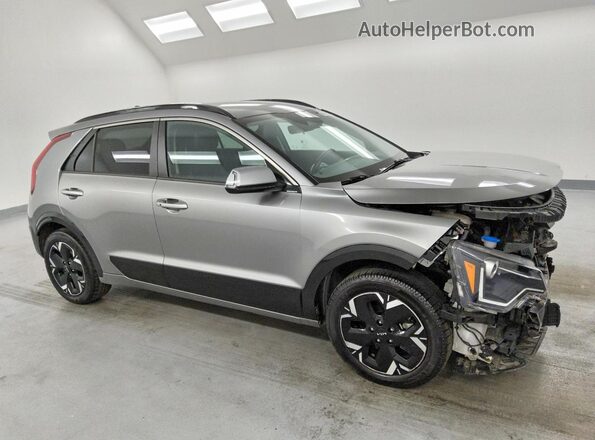KNDCR3L16P5028682 2023 KIA NIRO Серебряный Передняя правая четверть