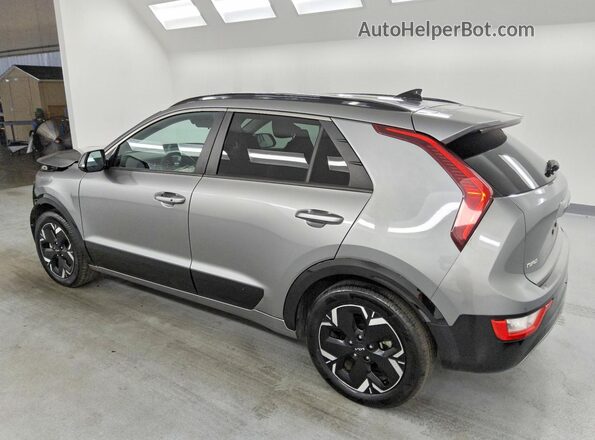 KNDCR3L16P5028682 2023 KIA NIRO Серебряный Задняя левая четверть