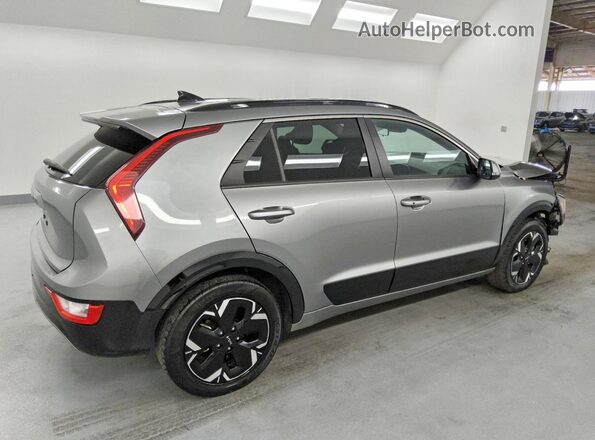 KNDCR3L16P5028682 2023 KIA NIRO Серебряный Задняя правая четверть