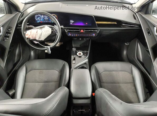 KNDCR3L16P5028682 2023 KIA NIRO Серебряный Вид панели приборов