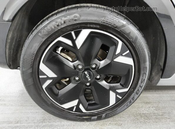 KNDCR3L16P5028682 2023 KIA NIRO Серебряный 