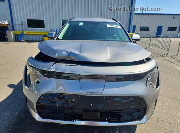 KNDCR3L16R5113475 2024 KIA NIRO Серебряный Вид спереди