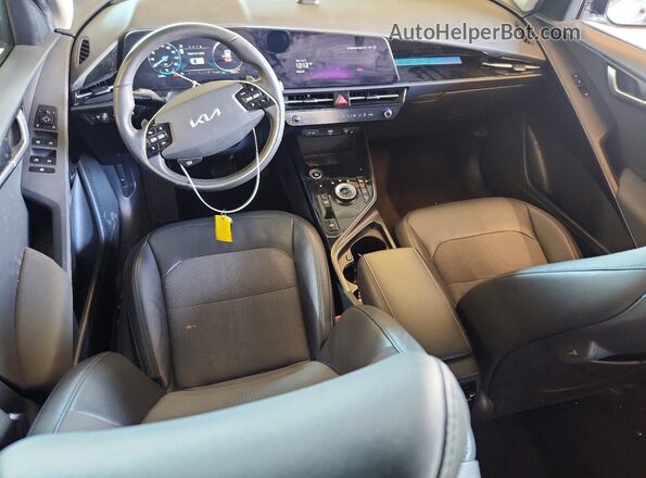 KNDCR3L18P5029624 2023 KIA NIRO Gray Vista del salpicadero