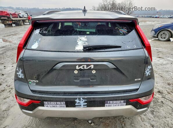 KNDCR3LE1P5042606 2023 KIA NIRO Charcoal Vista trasera