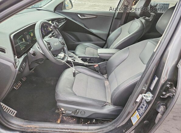 KNDCR3LE1P5042606 2023 KIA NIRO Charcoal Vista interior delantera
