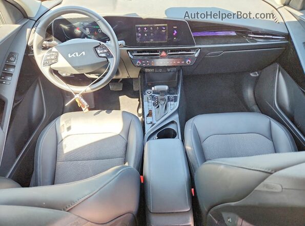 KNDCR3LE2P5059737 2023 KIA NIRO Красный Вид панели приборов