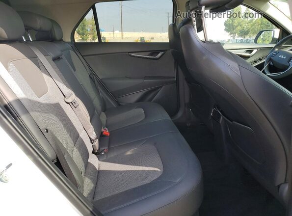 KNDCR3LE3R5143584 2024 KIA NIRO White Vista interior trasera