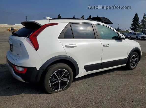 KNDCR3LE3R5143584 2024 KIA NIRO White Trasero derecho