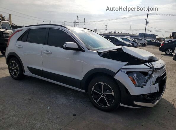 KNDCR3LE4P5048271 2023 KIA NIRO Белый Передняя правая четверть