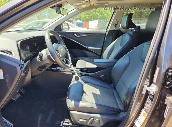 KNDCR3LE8P5042215 2023 KIA NIRO Black Front interior view