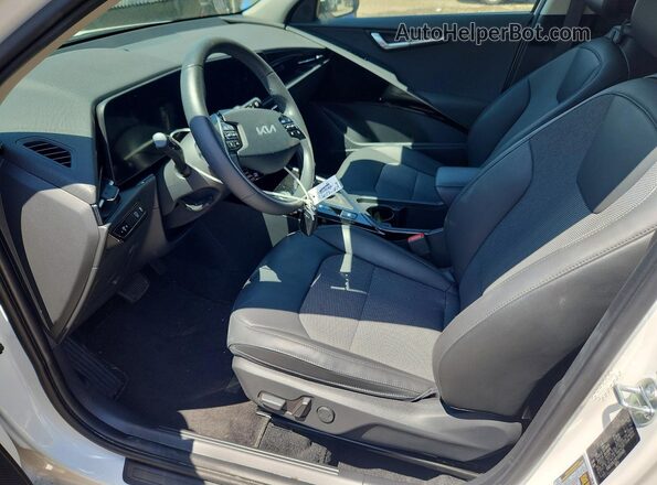 KNDCR3LE9P5109906 2023 KIA NIRO Белый Вид салона спереди