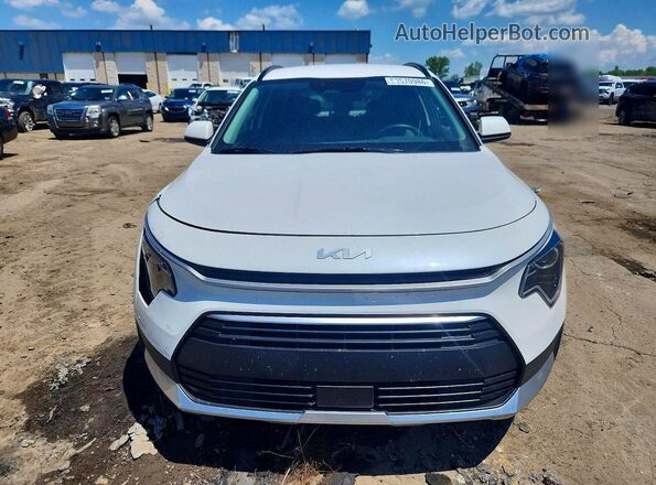 KNDCR3LE9P5109906 2023 KIA NIRO Белый Вид спереди