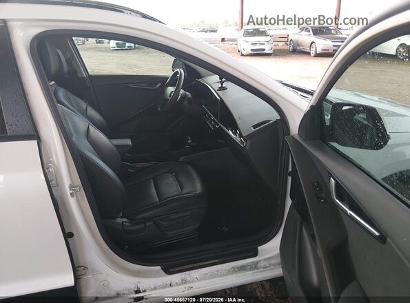 KNDCT3LE7P5060383 2023 KIA NIRO White Front interior view