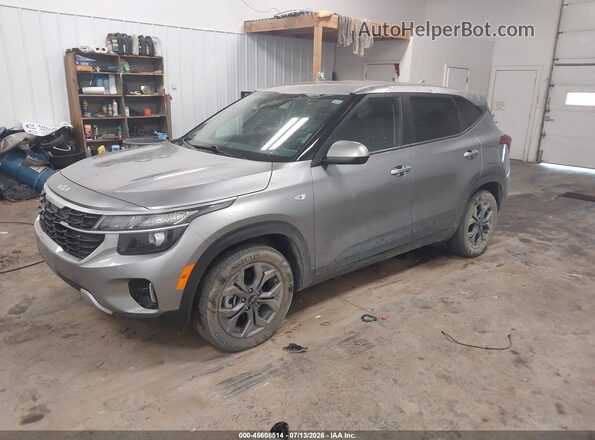 KNDEPCAA0R7637128 2024 KIA SELTOS Silver წინა მარცხენა ხედი სამი მეოთხედიდან