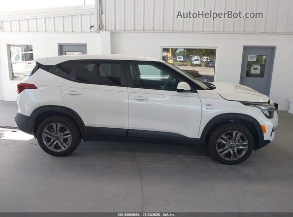 KNDEPCAA2N7330120 2022 KIA SELTOS White 360 interior view