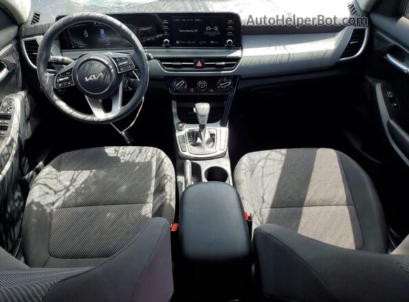 KNDEPCAA3R7529117 2024 KIA SELTOS White Vista del salpicadero