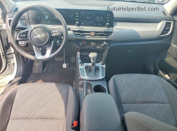 KNDEPCAA5R7592736 2024 KIA SELTOS Белый Вид панели приборов