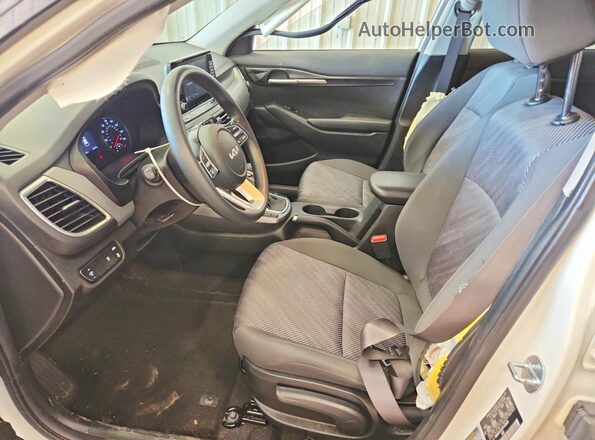 KNDEPCAAXP7438438 2023 KIA SELTOS White Вид салону спереду