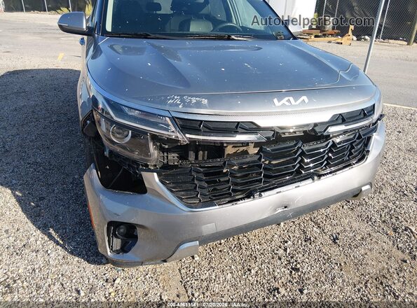 KNDER2AAXR7665572 2024 KIA SELTOS Silver Вид спереду